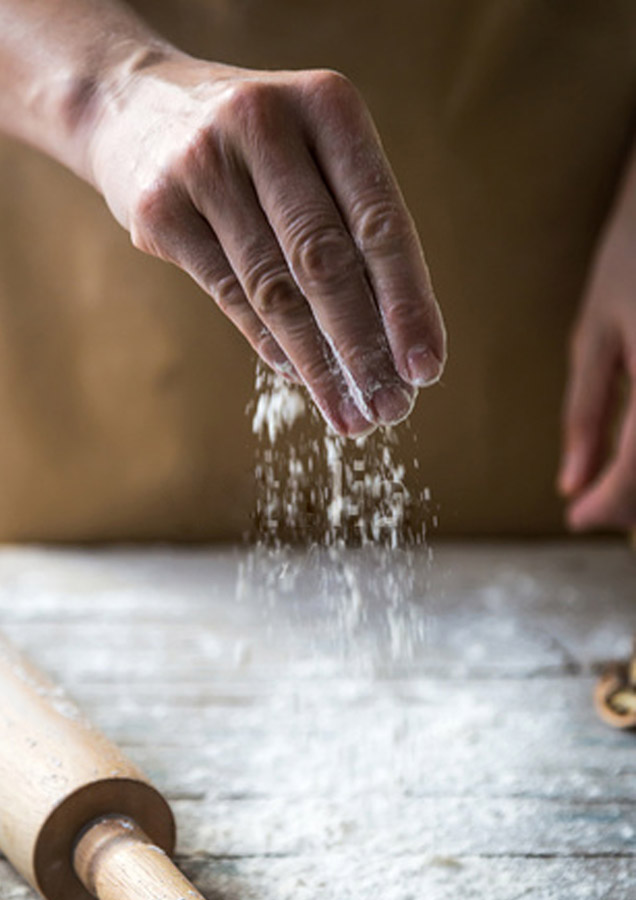 Hand mit Mehl